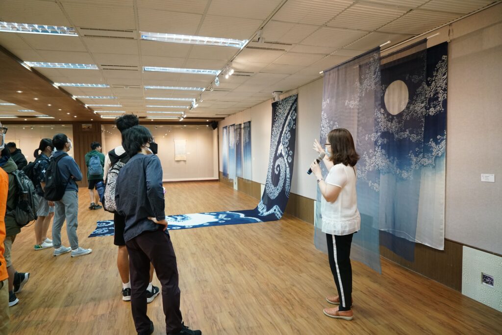 湛藍的想像-湯文君藍染創作展導覽3